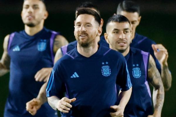 Lionel Messi dari Argentina selama pelatihan sebelum pertandingan melawan Meksiko. (FOTO: REUTERS) 