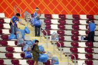 Bersihkan Stadion Usai Pertandingan Piala Dunia, Suporter Jepang Dipuji 