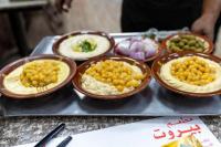 Nampan khas yang disajikan di Restoran Beirut: hummus, msabaha, mutabbal, bawang bombay, dan zaitun. (FOTO: AL JAZEERA)