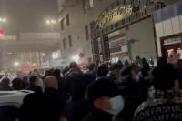 Protes terhadap tindakan wabah Covid di kota Urumqi, Xinjiang Uygur, China yang dirilis 25 November 2022. Foto: Reuters