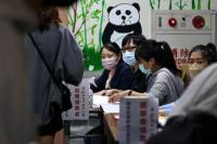 Orang-orang berbaris untuk memberikan suara mereka pada hari pemilihan di Taipei, Taiwan, 26 November 2022. Foto: Reuters