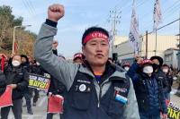 Serikat pengemudi truk meneriakkan slogan-slogan selama pemogokan di Uiwang, selatan Seoul, Korea Selatan 24 November 2022. Foto: Reuters