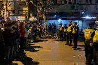 Hari Ketiga Protes Pembatasan Covid China, Demosntran-Polisi Shanghai Berhadapan