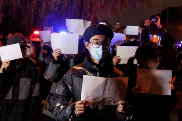 Polisi China Angkut Demonstran, Lembaran Kertas Kosong Jadi Simbol Perlawanan