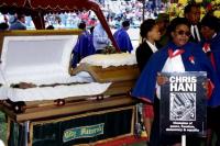 Dalam sebuah foto dari April 1993, warga Afrika Selatan berkabung atas pembunuhan pemimpin anti-apartheid Chris Hani saat jenazahnya disemayamkan di Johannesburg. (FOTO: REUTERS)