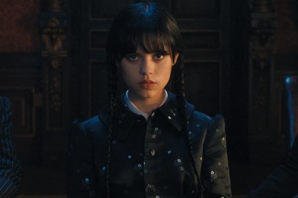 Berwajah Datar Tanpa Senyum, Jenna Ortega Berhenti Berkedip saat