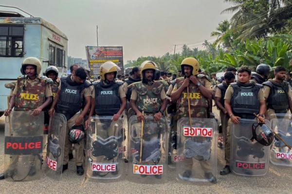 Polisi yang mengenakan perlengkapan anti huru hara berdiri di lokasi protes di negara bagian selatan Kerala, India, 30 November 2022. Foto: Reuters 