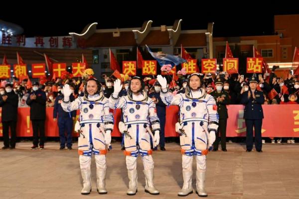 Astronot Fei Junlong, Deng Qingming dan Zhang Lu menghadiri upacara perpisahan sebelum penerbangan di Pusat Peluncuran Satelit Jiuquan, China 29 September 2022. Foto: Reuters 
