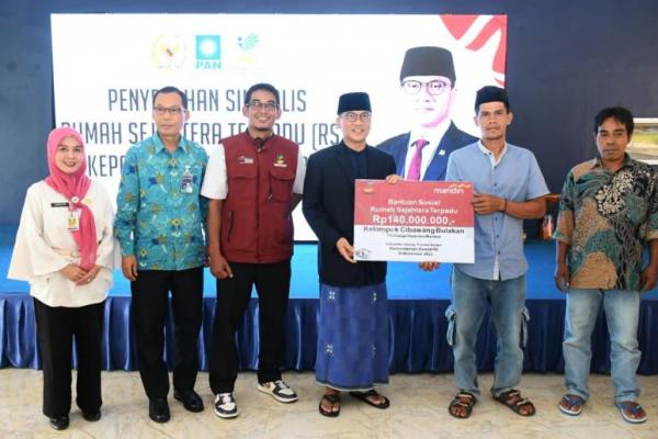 Serahkan Secara Simbolis Bantuan RST, Yandri Susanto Apresiasi Program Pemberdayaan Sosial Kemensos