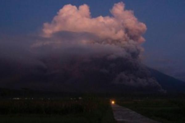 Semburan Awan Panas Guguran Semeru Capai 13 Kilometer