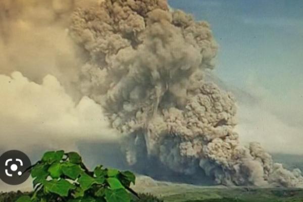 Gunung Semeru Muntahkan Awan Panas Guguran Sejauh Tujuh Kilometer