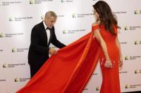 Suami Siaga! George Clooney Tertangkap Kamera Rapikan Gaun Istrinya di Karpet Merah