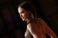 Angelina Jolie Bikin Tato Belati di Jari Tengah, untuk Mantan Suaminya Brad Pitt?