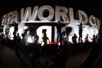 Fans berfoto dengan latar logo FIFA World Cup di Corniche Promenade menjelang FIFA World Cup Qatar 2022. Foto: Reuters