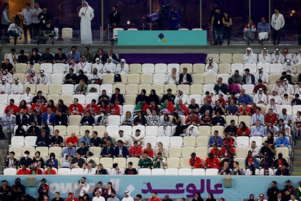 Para penggemar duduk di antara kursi kosong di dalam stadion selama pertandingan antara Portugal v Swiss di Stadion Lusail, Lusail, Qatar, 6 Desember 2022. Foto: Reuters 