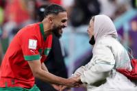 Viral, Aksi Sofiane Boufal Menari dengan Ibunya Usai Maroko Menang Lawan Portugal