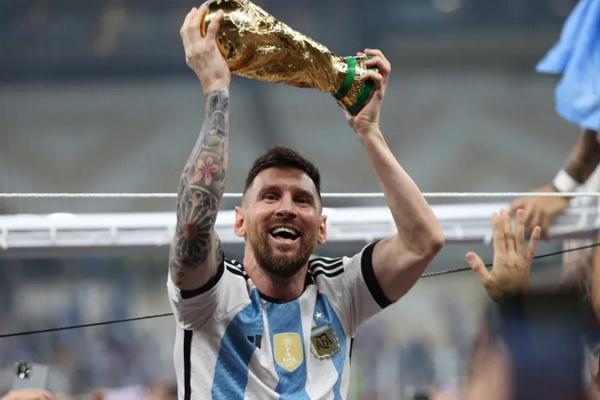Lionel Messi memegang trofi Piala Dunia 2022 Qatar. (FOTO: AL JAZEERA)