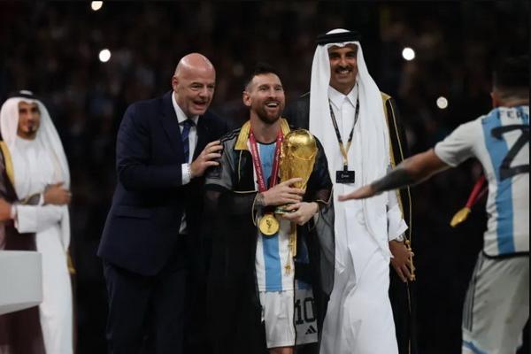 Lionel Messi Kenakan Bisht di Upacara Penutupan Piala Dunia 2022 Qatar, Apa Maknanya?