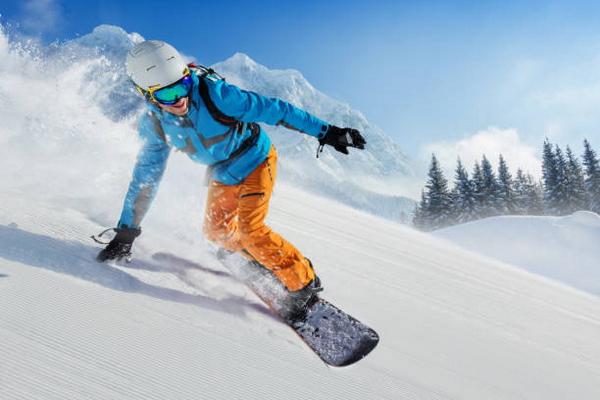 21 Desember Hari Snowboarding Sedunia, Hadiah Ayah untuk Putrinya Mainan Berseluncur di Salju