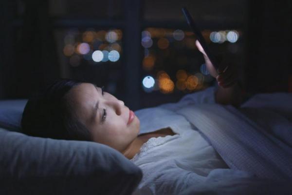 Sering Main HP Sebelum Tidur? Ketahui Tujuh Bahayanya
