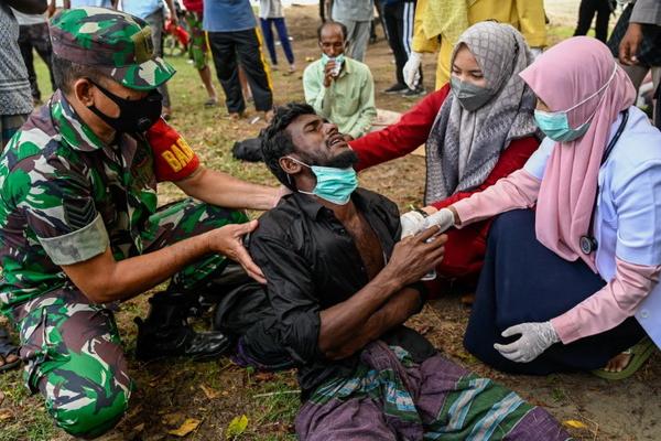 Sebulan Terkatung-katung di Laut, Warga Rohingya Akhirnya Berlabuh di Indonesia