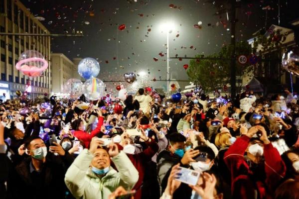 Gelombang Covid China Naik, Ribuan Warga Wuhan Tetap Rayakan Tahun Baru