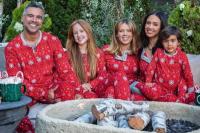 Rayakan Pesta Natal, Jessica Alba dan Keluarga Kompak Kenakan Piyama Merah
