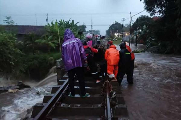 Longsor di Jawa Tengah Sebabkan Perjalanan KA terhambat