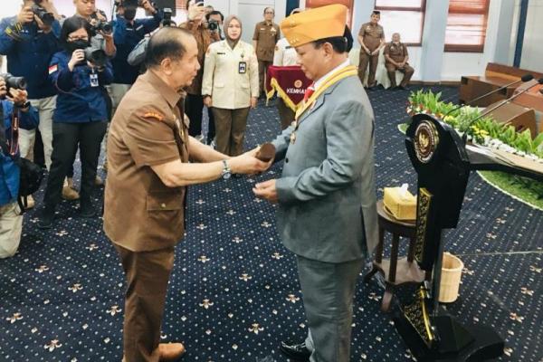 Menhan Prabowo Subianto Terima Bintang LVRI