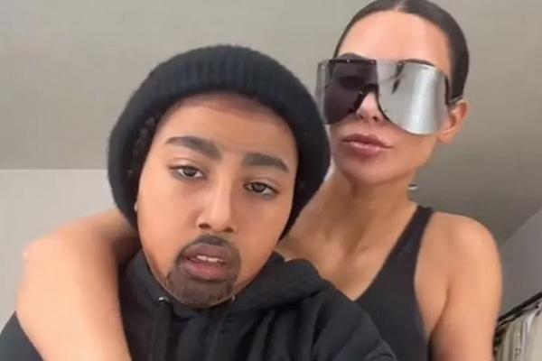 Kim Kardashian Dandani North West dengan Makeup Khusus, Mirip Kanye West!