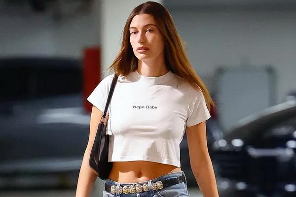 Begini Pernyataan Mode Hailey Bieber Tanggapi Daftar "Nepo Baby" di Hollywood