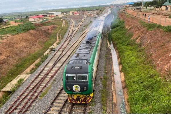 Kelompok Bersenjata Menculik 32 Orang dari Stasiun Kereta Nigeria Selatan