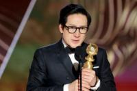 Kenang Kebaikan Steven Spielberg, Ke Huy Quan Menangis Terima Piala Golden Globe Awards 2023