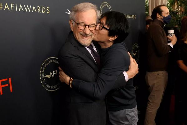 Momen Mengharukan Ke Huy Quan Peluk Steven Spielberg, Kenangan Indiana Jones 40 Tahun Lalu