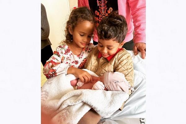 John Legend Menangis Bahagia Lihat 2 Anaknya Pangku Bayi yang Dilahirkan Chrissy Teigen