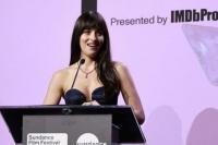 Hadiri Sundance Festival Film, Dakota Johnson Bikin Joke Skandal Seks dan Kanibalisme Armie Hammer
