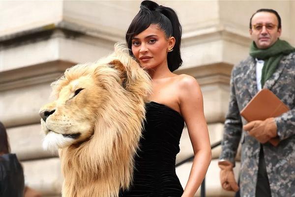 Kylie Jenner Tampil Dramatis dengan Gaun Kepala Singa di Paris Fashion Week