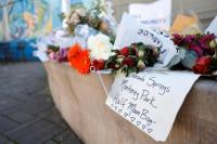 Catatan dan bunga tergeletak di tugu peringatan untuk korban penembakan di Taman Mac Dutra di Half Moon Bay, California, AS, 25 Januari 2023. Foto: Reuters