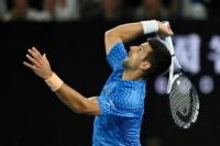 Novak Djokovic dari Serbia beraksi selama pertandingan terakhirnya melawan Stefanos Tsitsipas dari Yunani di pertandingan tenis Australia Terbuka, 29 Januari 2023. Foto: Reuters