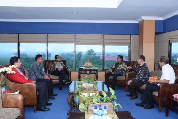 Wakil Ketua MPR RI Prof. Dr. Ir. Fadel Muhammad Pertemuan yang digelar di Ruang Rektorat Unhas, Kota Makassar, Provinsi Sulawesi Selatan, Senin (30/1/2023) 