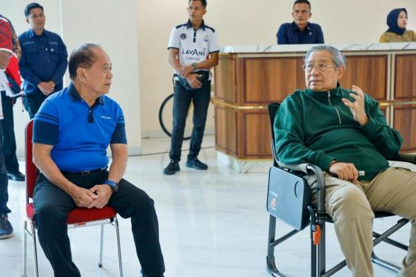 Syarief Hasan saat mendampingi Presiden Indonesia ke enam Susilo Bambang Yudhoyono melihat langsung proses pelaksanan pembangunan Museum dan Galeri Seni SBY Ani, di Pacitan, Selasa (31/1/2023). 