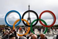 Cincin Olimpiade 2024 terlihat di depan Menara Eiffel Paris, Prancis, 16 September 2017. Foto: Reuters