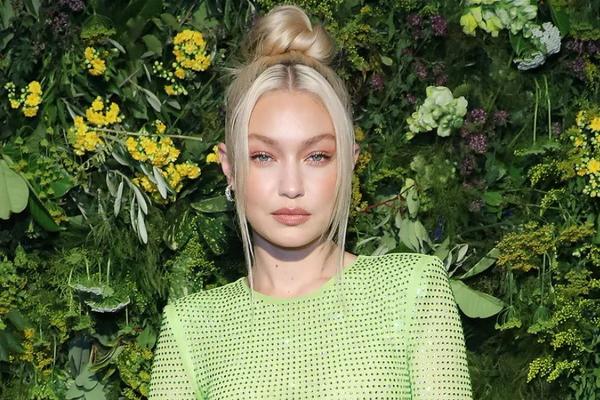 Ditangkap Bawa Ganja, Gigi Hadid Tetap Santai Menikmati Liburan Mewah di Pulau Cayman