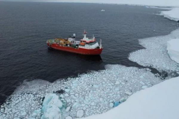 Es di Kutub Surut, Kapal Italia Tembus Rekor Perjalanan ke Antartika