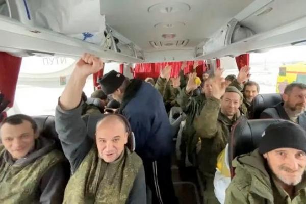 Ukraina dan Rusia Bertukar 200 Tahanan, Jenazah Sukarelawan Inggris Dikembalikan