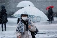Salju Lebat di Jepang Batalkan 100 Penerbangan dan Perjalanan Kereta Api