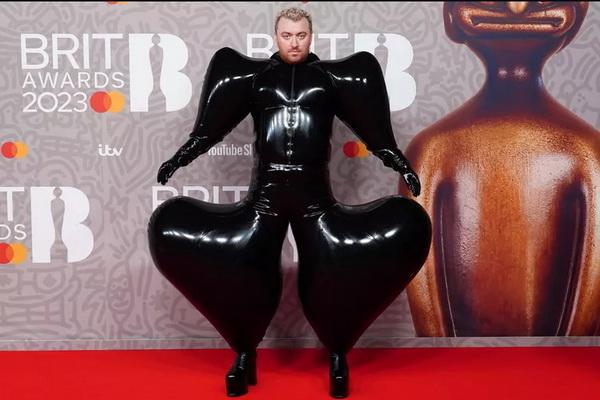 Hadiri Red Carpet BRIT Awards 2023, Kostum Sam Smith Dianggap Aneh