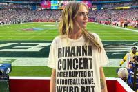Dukung Rihanna di Super Bowl, Cara Delevingne Kenakan Kaus Game Day Savage x Fenty
