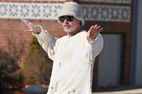 Gaya Brad Pitt Kenakan Bucket Hat Lengkapi Ansambel Outfit Monokromatik