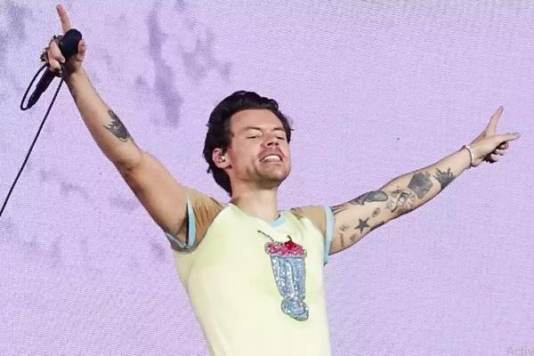 Harry Styles Pamerkan Tato Baru, Tanda Cinta untuk Sang Mantan Olivia Wilde?